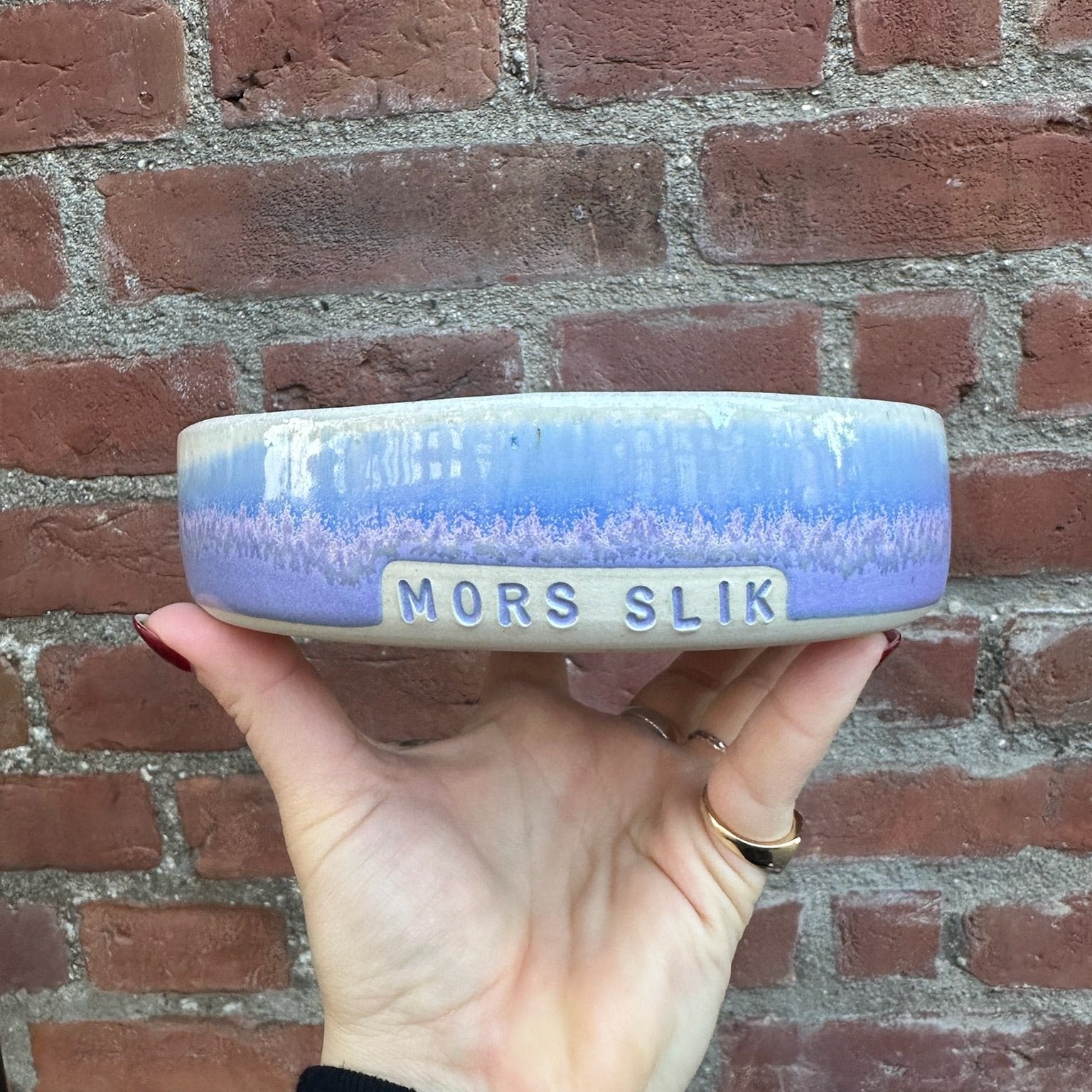 ALT-tekst: Slikskål i keramik med farverige designs og sjove tekster.