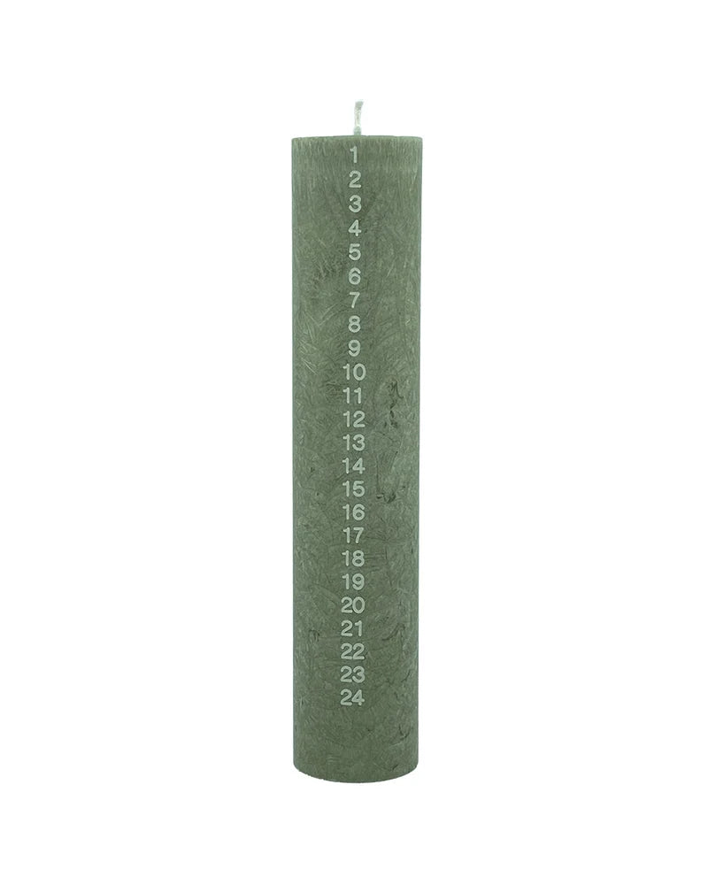 Upcycled Olive Wax kalenderlys i Moss Green fra Kunstindustrien, 100% upcycled olivenvoks, Ø 6 x H 28 cm – køb hos butikalrum.dk.