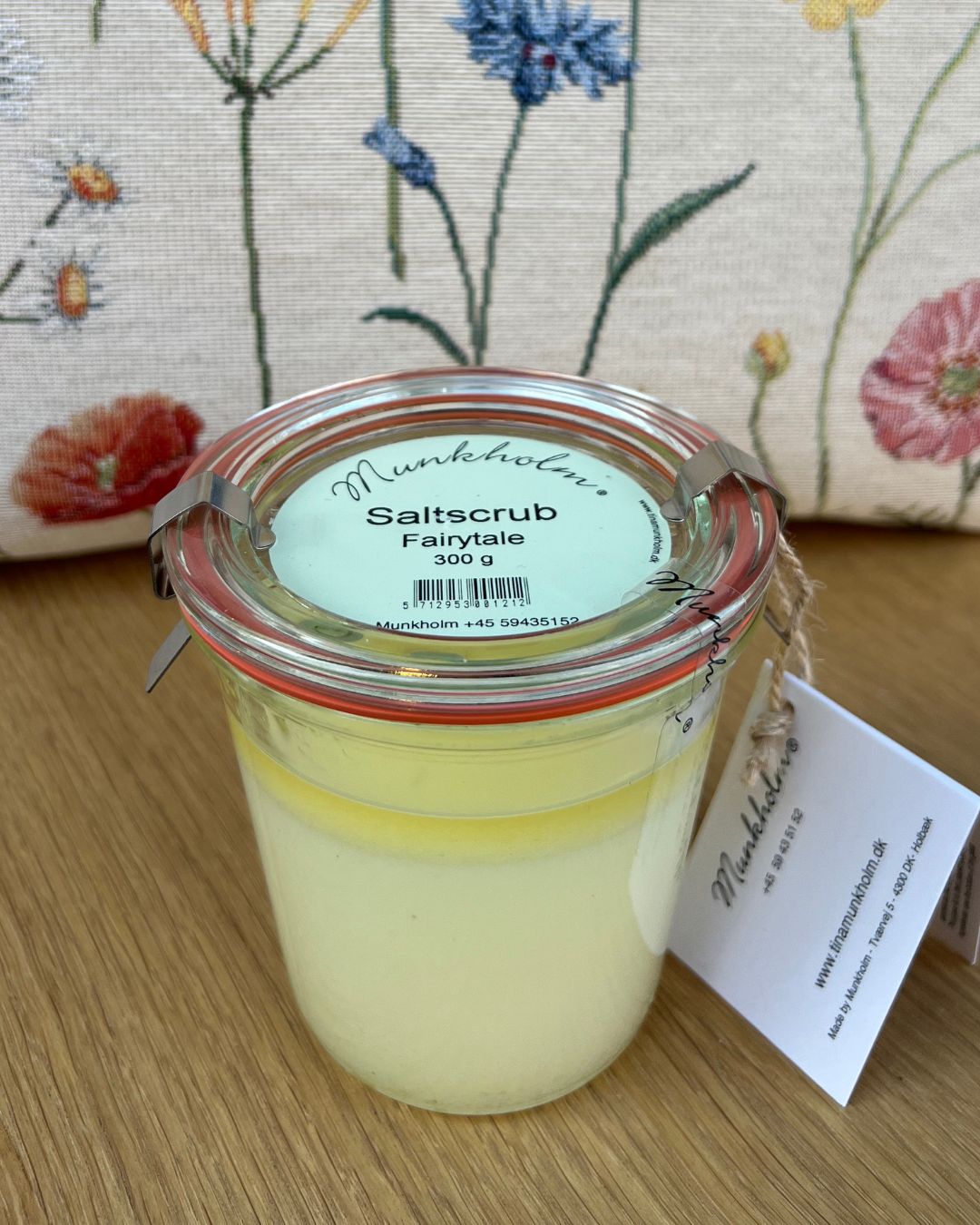 Munkholm saltskrub "Fairytale" med duft af grape og pomelo, perfekt til at eksfoliere og pleje huden under brusebadet.