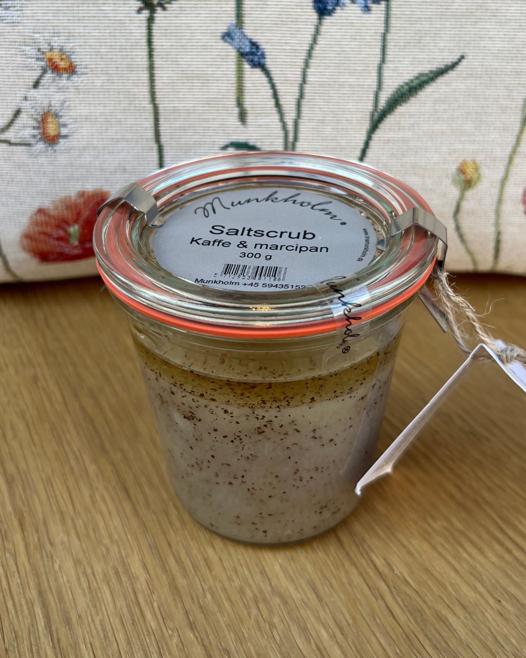 Munkholm saltskrub "Kaffe / Marcipan" – luksuriøs bodyscrub til eksfoliering og blødgøring af huden med plejende olier.