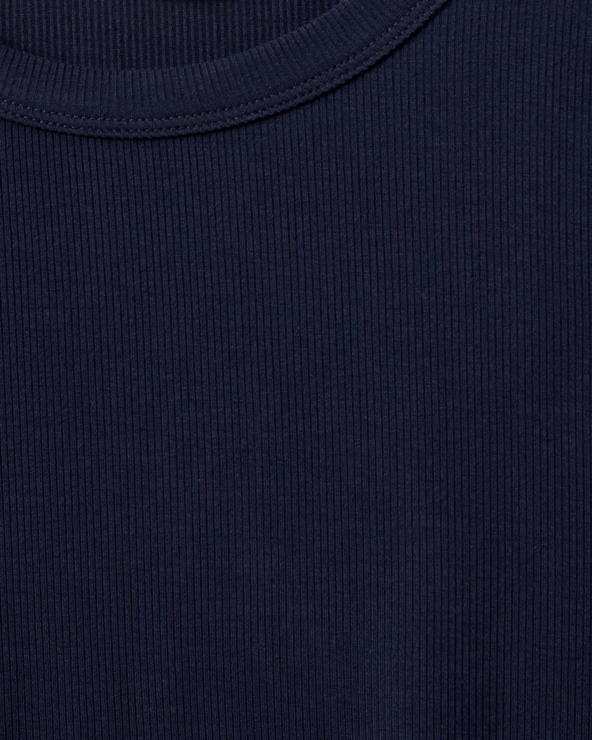 Navy T-shirt med afrundet udskæring, korte ærmer og en afslappet pasform i blød viskoseblanding.