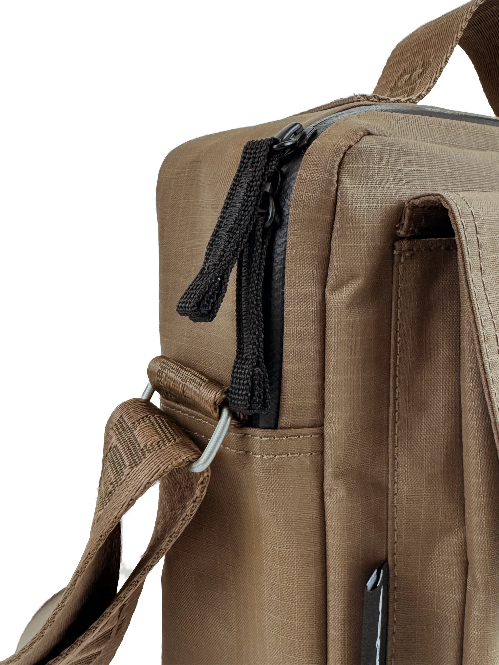 Brun taske med spænde foran, der åbner op til et seperat rum. Ovenpå crossbody'en sidder den vandafvisende lynlås, der åbner til det store rum. Der er en justerbar rem samt et håndtag for oven, så du kan bære den på flere måder.