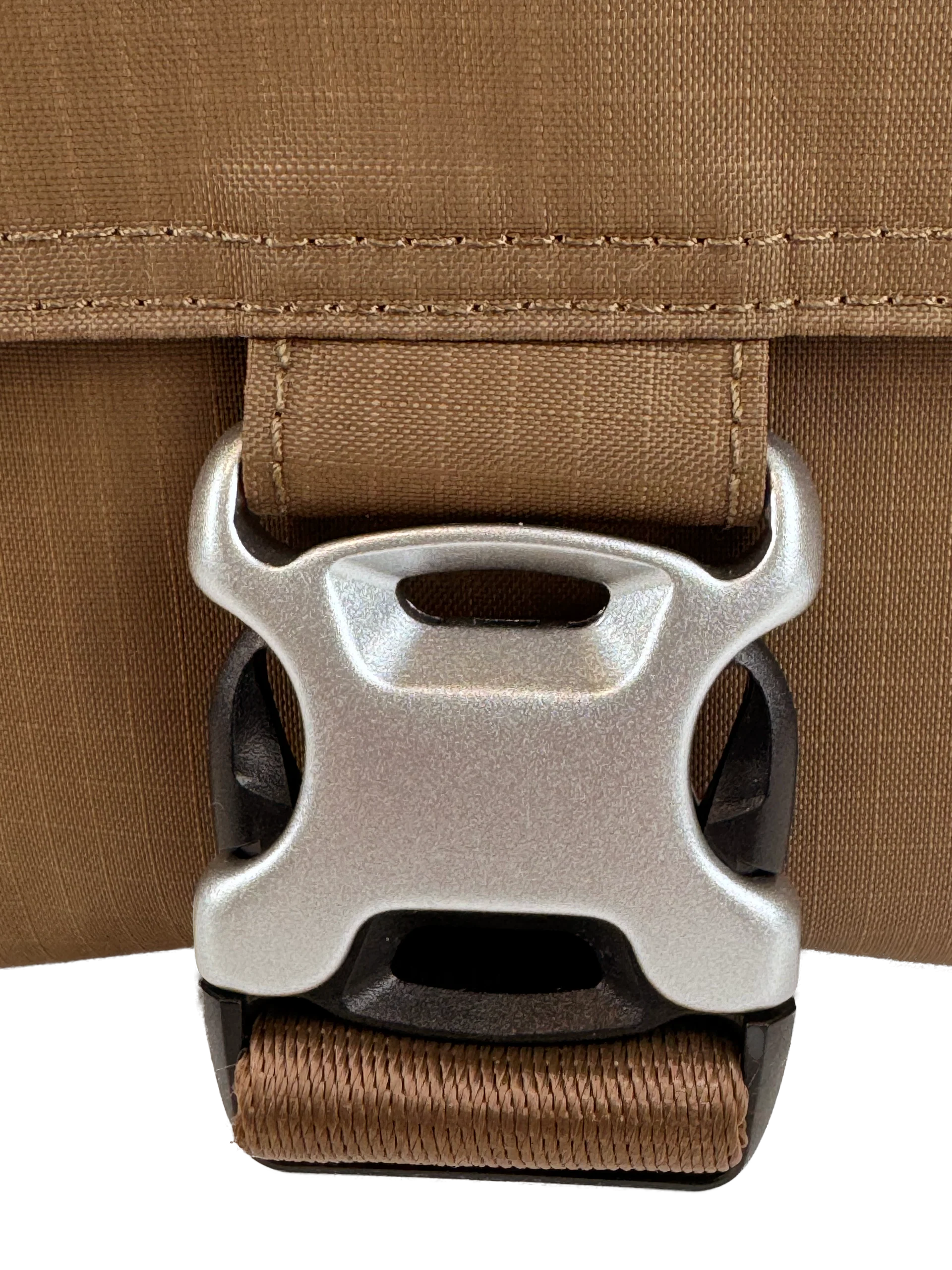 Brun taske med spænde foran, der åbner op til et seperat rum. Ovenpå crossbody'en sidder den vandafvisende lynlås, der åbner til det store rum. Der er en justerbar rem samt et håndtag for oven, så du kan bære den på flere måder.