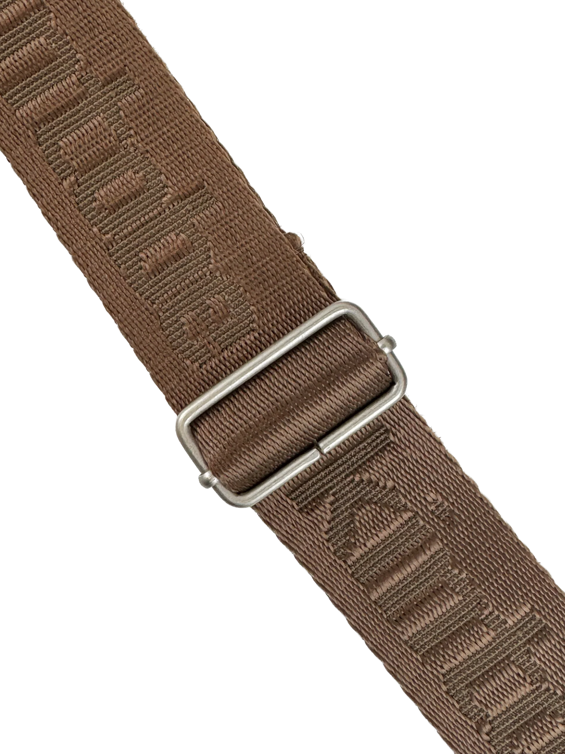 Brun taske med spænde foran, der åbner op til et seperat rum. Ovenpå crossbody'en sidder den vandafvisende lynlås, der åbner til det store rum. Der er en justerbar rem samt et håndtag for oven, så du kan bære den på flere måder.