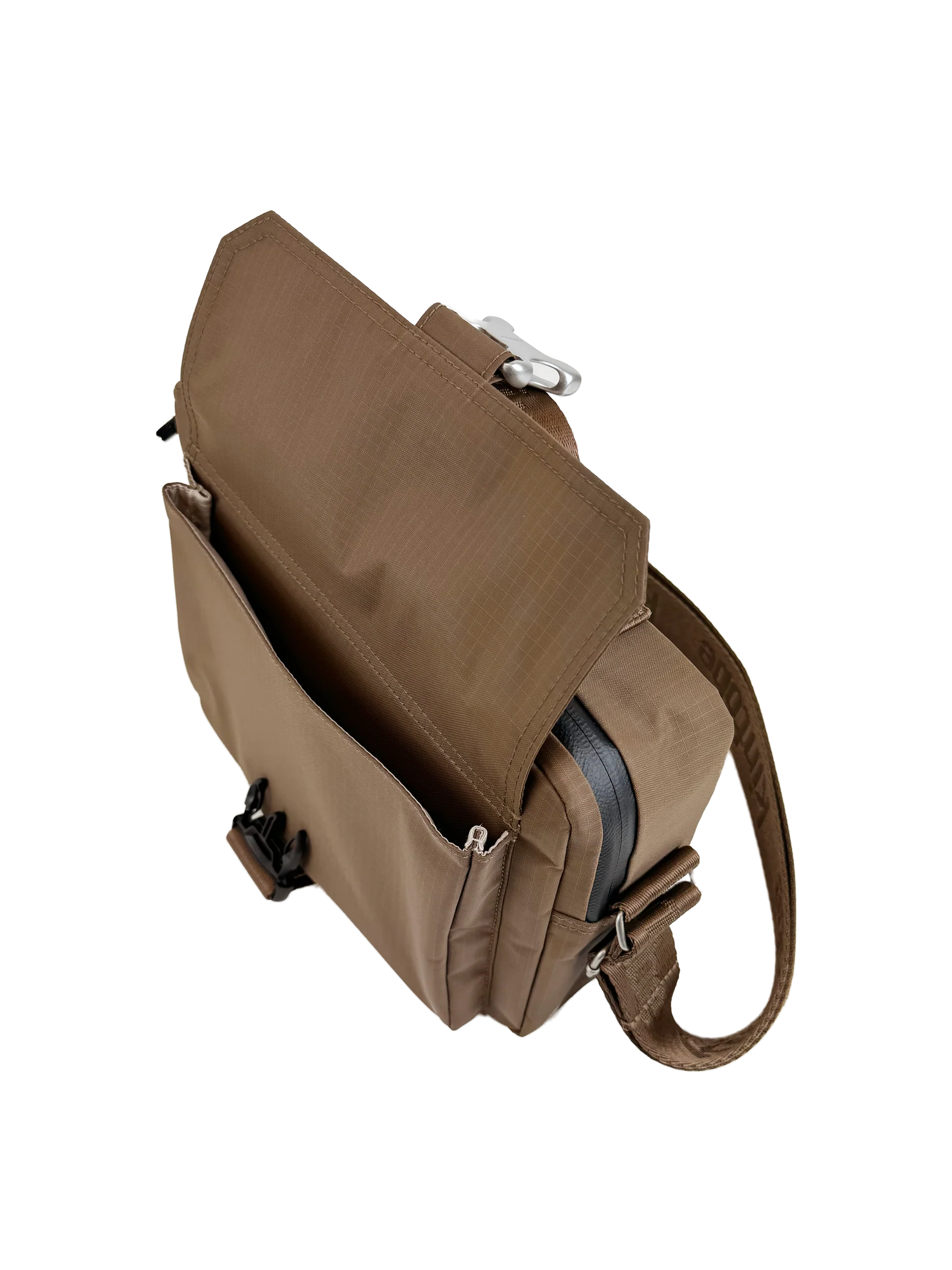 Brun taske med spænde foran, der åbner op til et seperat rum. Ovenpå crossbody'en sidder den vandafvisende lynlås, der åbner til det store rum. Der er en justerbar rem samt et håndtag for oven, så du kan bære den på flere måder.