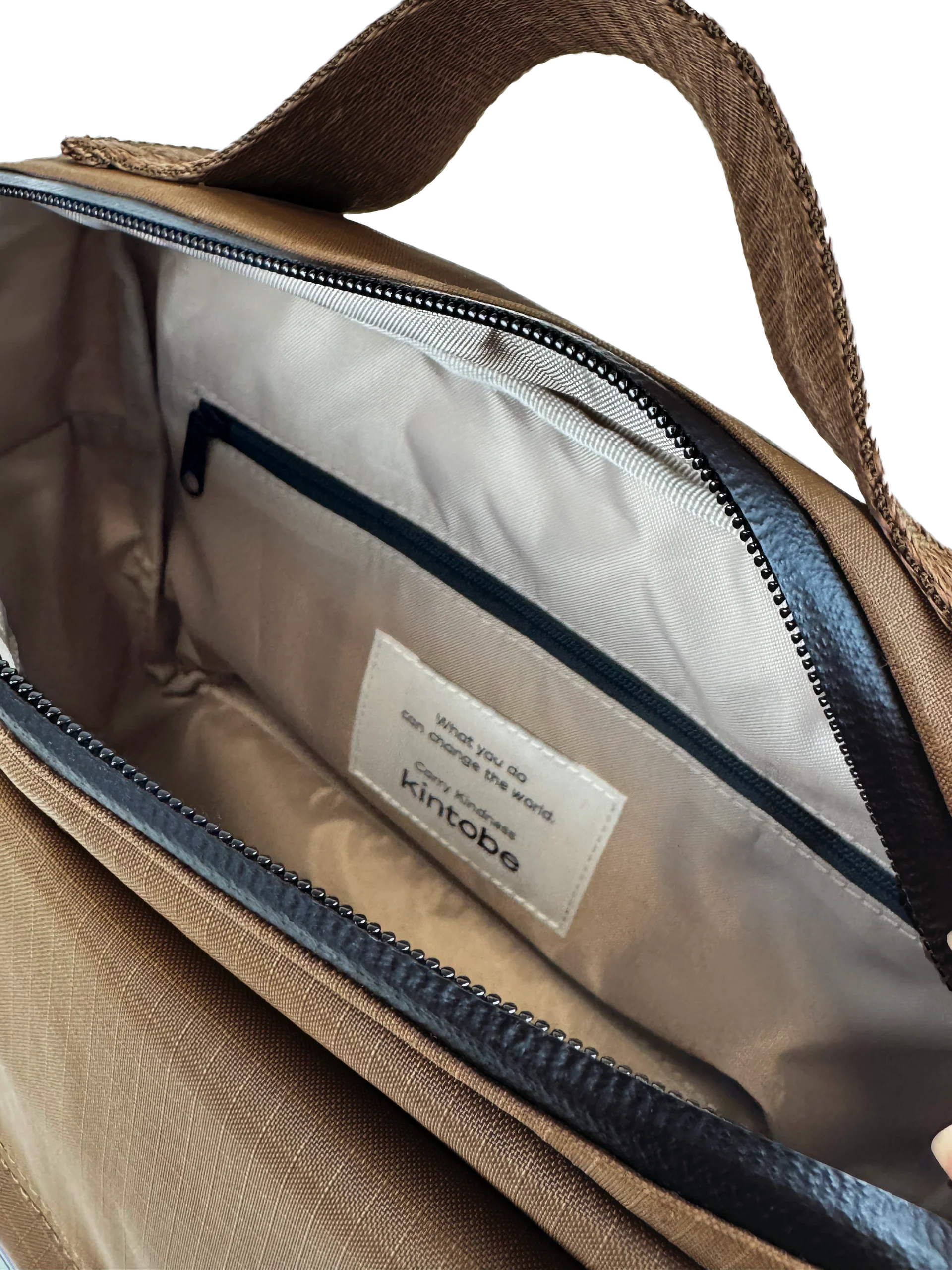 Brun taske med spænde foran, der åbner op til et seperat rum. Ovenpå crossbody'en sidder den vandafvisende lynlås, der åbner til det store rum. Der er en justerbar rem samt et håndtag for oven, så du kan bære den på flere måder.