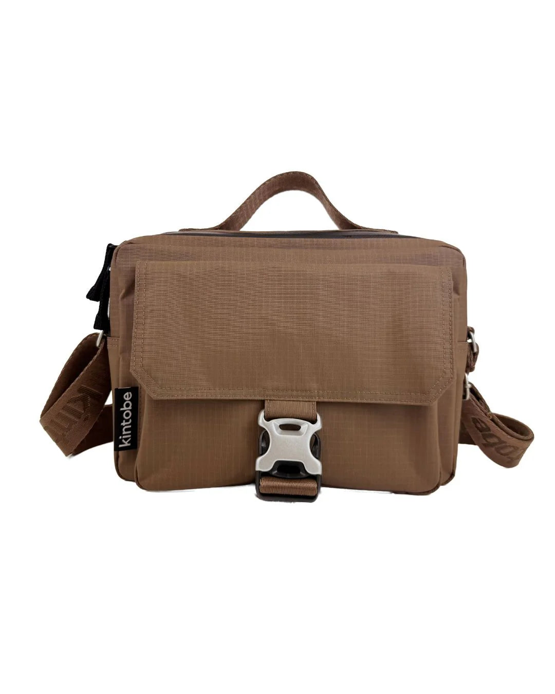 Brun taske med spænde foran, der åbner op til et seperat rum. Ovenpå crossbody'en sidder den vandafvisende lynlås, der åbner til det store rum. Der er en justerbar rem samt et håndtag for oven, så du kan bære den på flere måder.