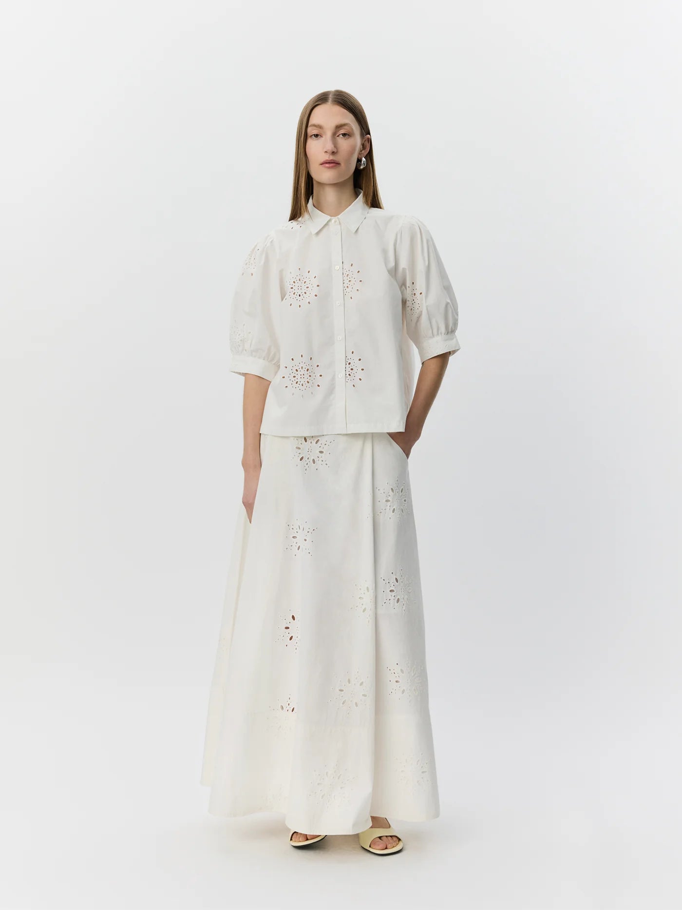 Broderet anglaise maxi nederdel i Snow White fra Sofie Schnoor – køb hos butikalrum.dk