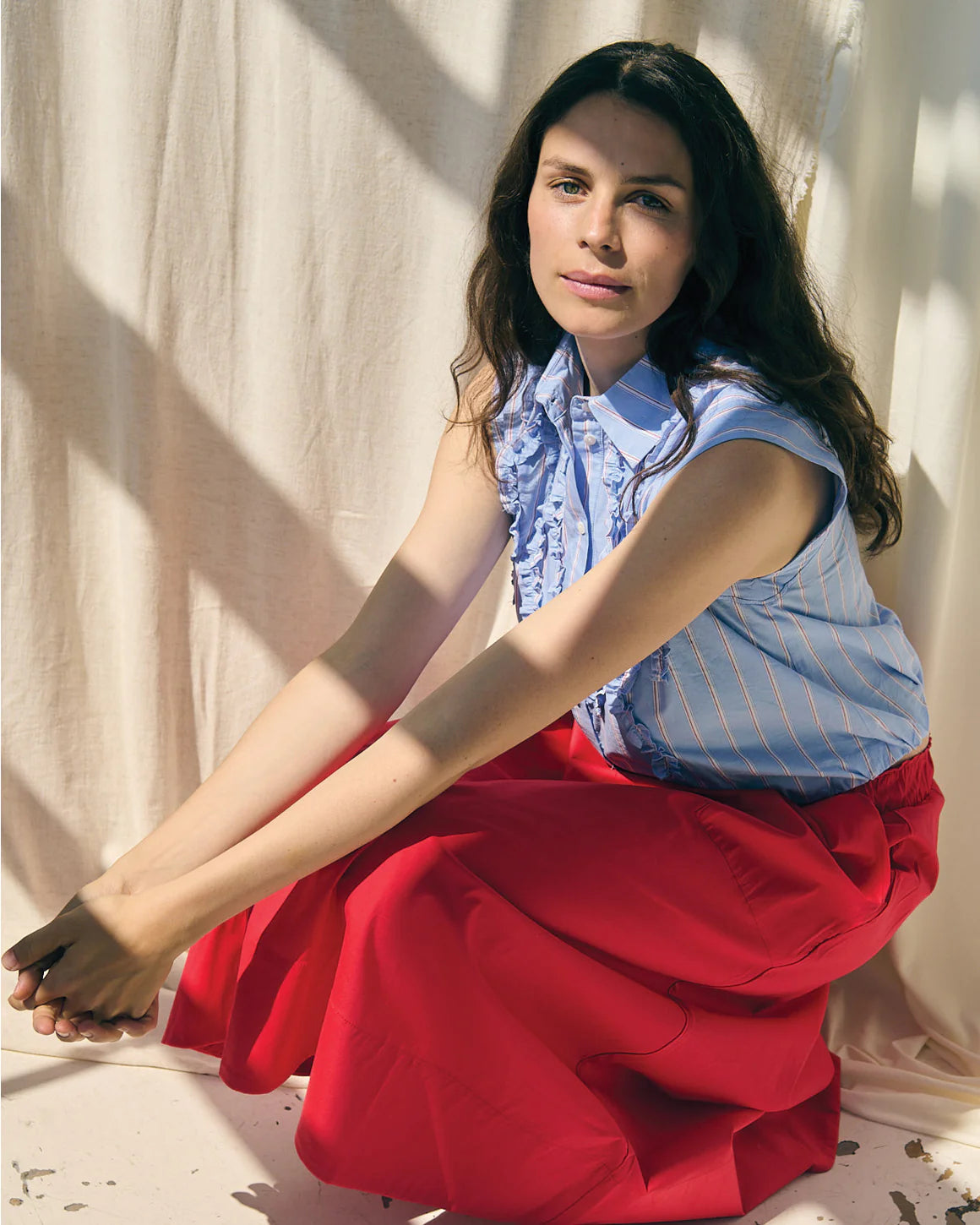 Vilma skirt i rød fra LA RōUGE i bomuldspoplin med sporty og feminin stil - alsidig nederdel til kvinder