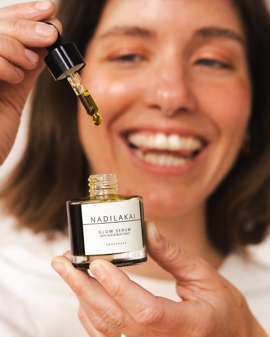 nærende oliebaseret serum med antioxidanter – giver glød, opstrammer og fugter huden i dybden.