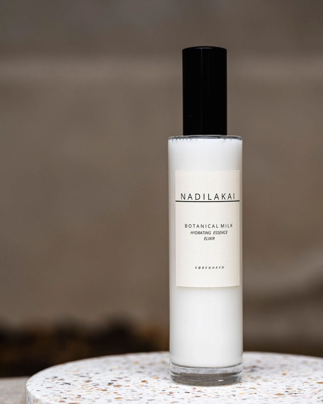 Botanical Milk – 3-i-1 letvægts essens med fugtgivende og beroligende planteekstrakter, der genopbygger og styrker hudbarrieren.