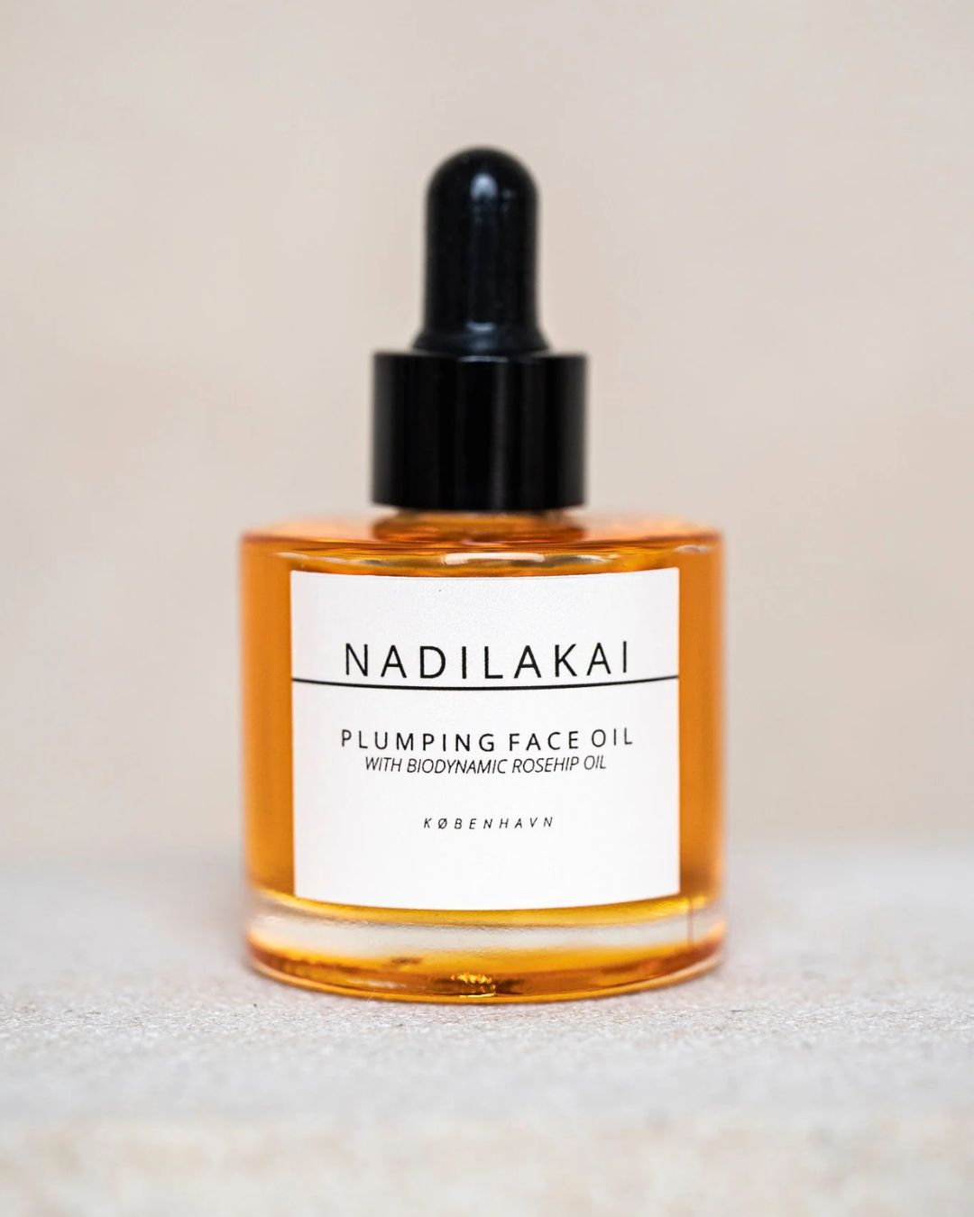 nærende ansigtsolie med biodynamisk hybenkerneolie – cellefornyende, healende og udglattende med en blid rosenduft.