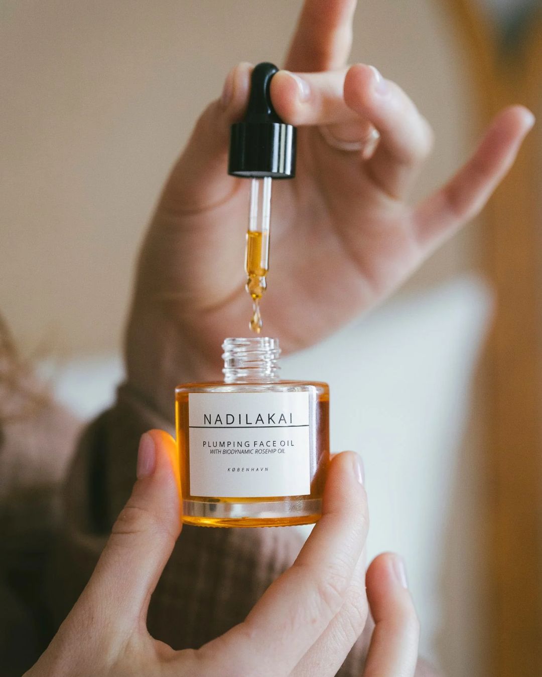 nærende ansigtsolie med biodynamisk hybenkerneolie – cellefornyende, healende og udglattende med en blid rosenduft.