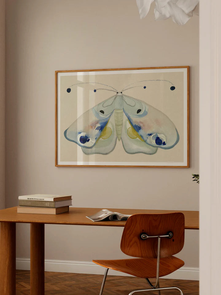 Natsværmer Dronningen fra Krull Studio på 230 gram mat kvalitetspapir. Plakaten er malet i akvarel og motivet forestiller en natsværmer i pastelfarver.