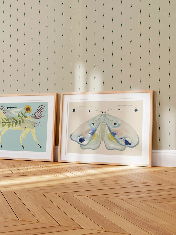 Natsværmer Dronningen fra Krull Studio på 230 gram mat kvalitetspapir. Plakaten er malet i akvarel og motivet forestiller en natsværmer i pastelfarver.