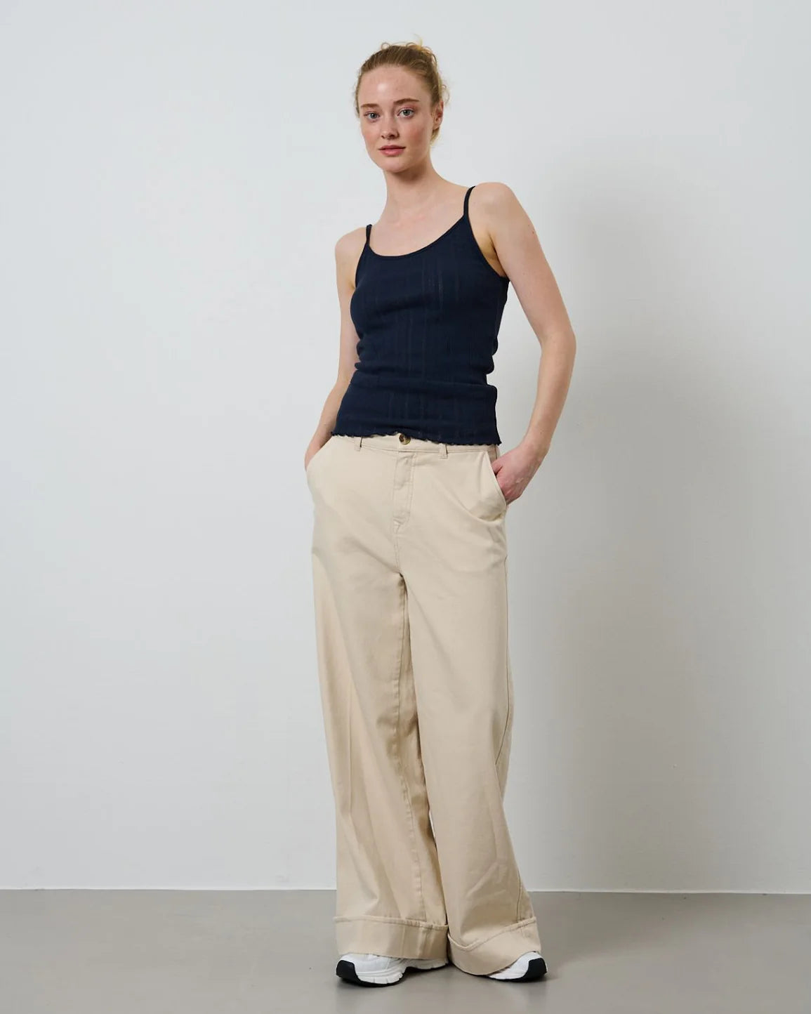 Nature Jeans i off white – stilfulde jeans med vide ben og behagelig pasform. Perfekt til hverdagsbrug og alsidig styling.