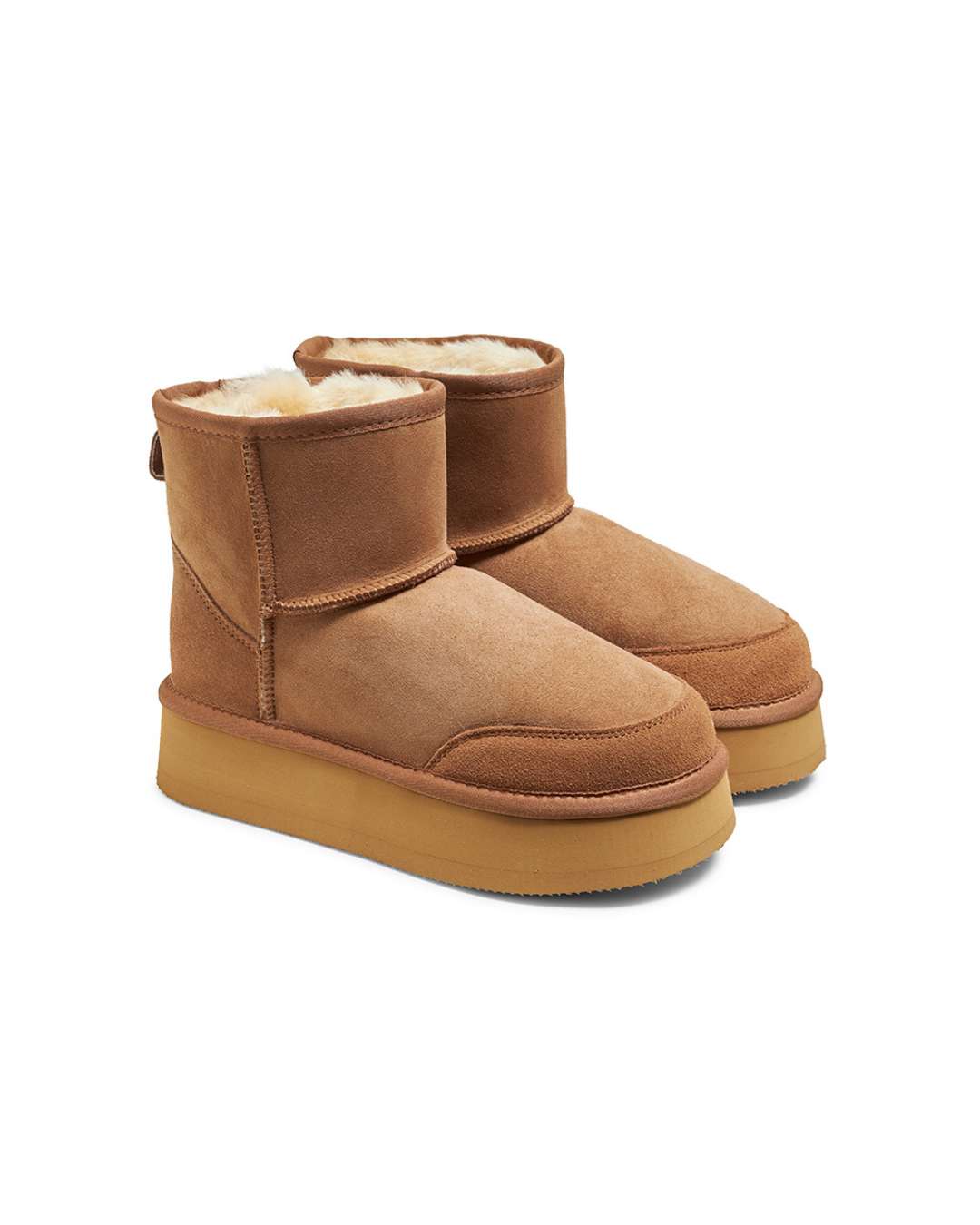 New Zealand Boots Plateau Ultra Kort cognac – kort bamsestøvle i lammeskind med plateau-design, kombinerer stil og komfort, perfekt til hverdagens moderne garderobe.