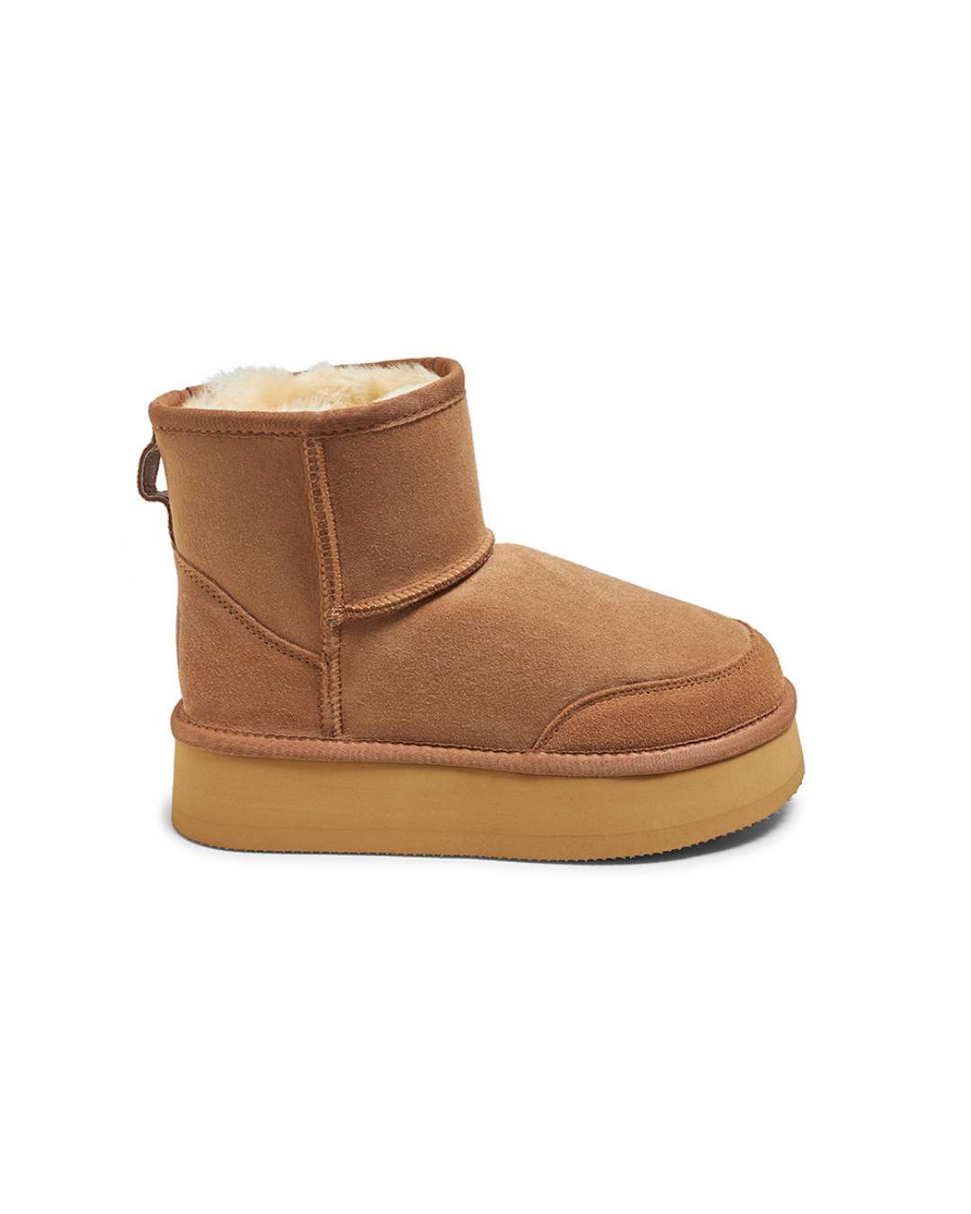 New Zealand Boots Plateau Ultra Kort cognac – kort bamsestøvle i lammeskind med plateau-design, kombinerer stil og komfort, perfekt til hverdagens moderne garderobe.
