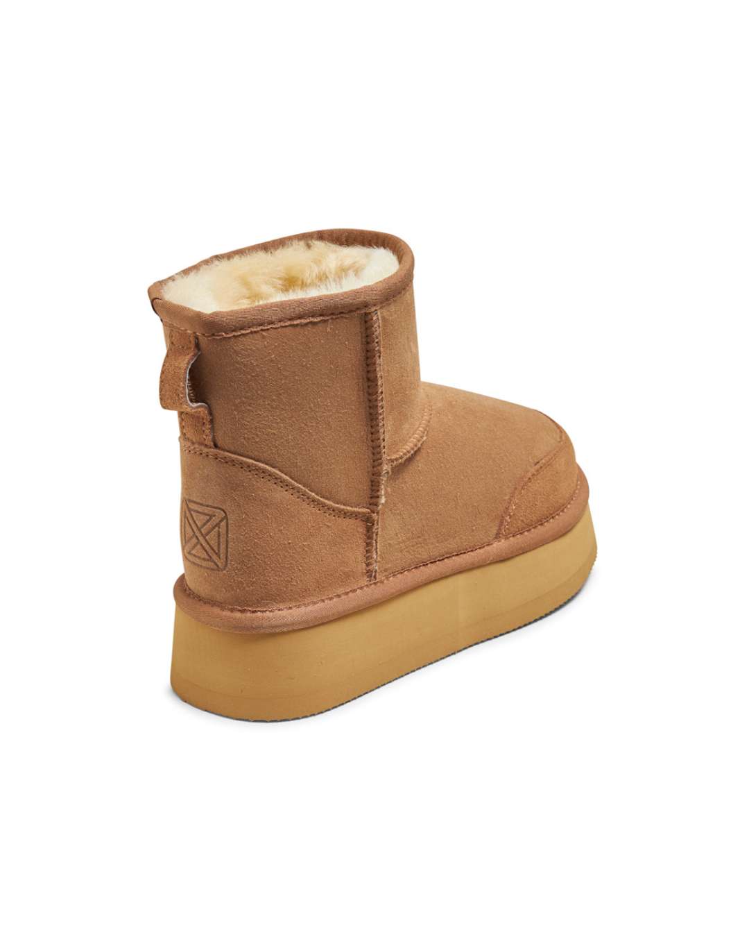 New Zealand Boots Plateau Ultra Kort cognac – kort bamsestøvle i lammeskind med plateau-design, kombinerer stil og komfort, perfekt til hverdagens moderne garderobe.
