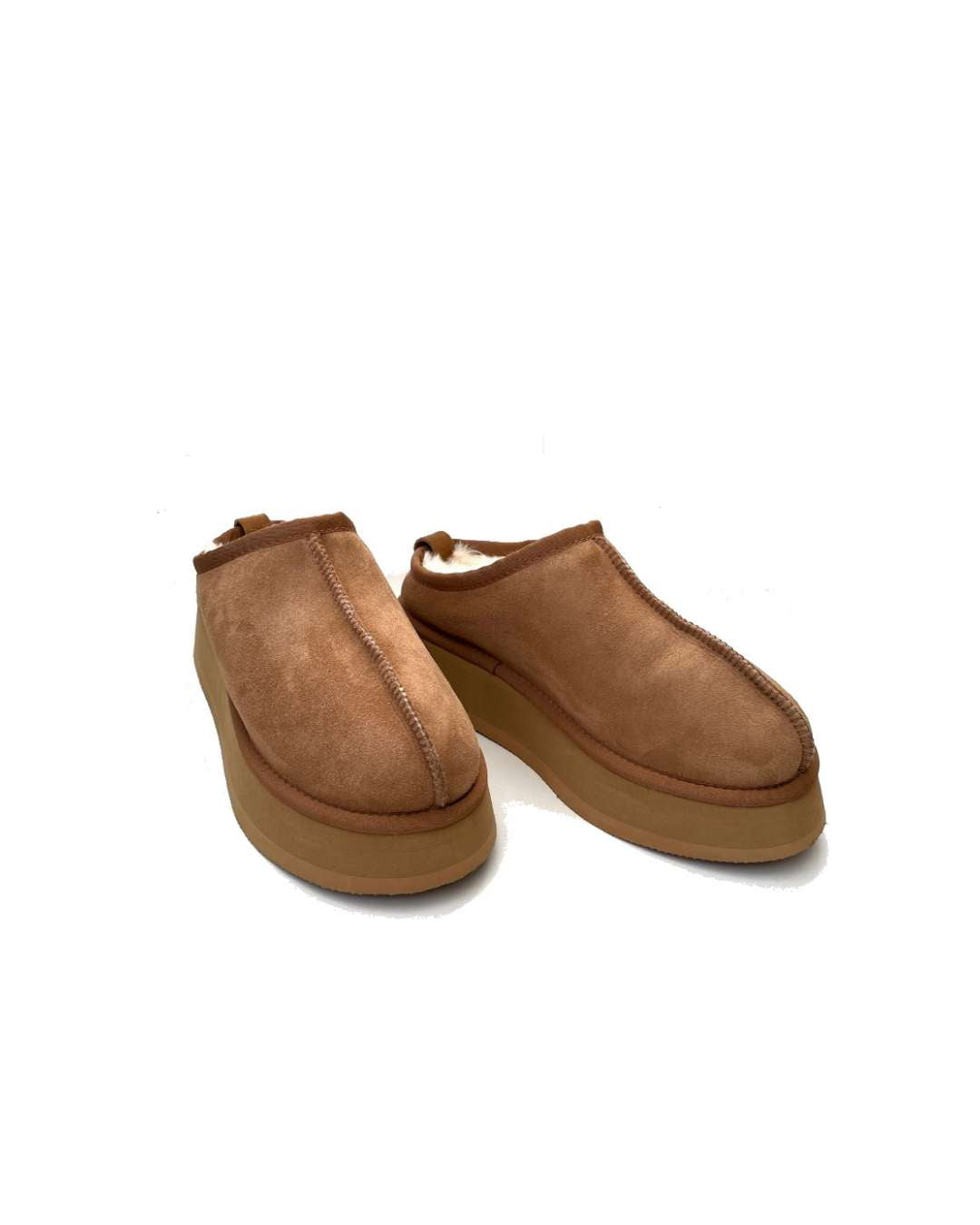 New Zealand Boots Plateau Clog Cognac – ankelkort bamsestøvle i cognac lammeskind med trendy plateau-sål, nem at tage på og af, moderne og populær vinterstøvle.