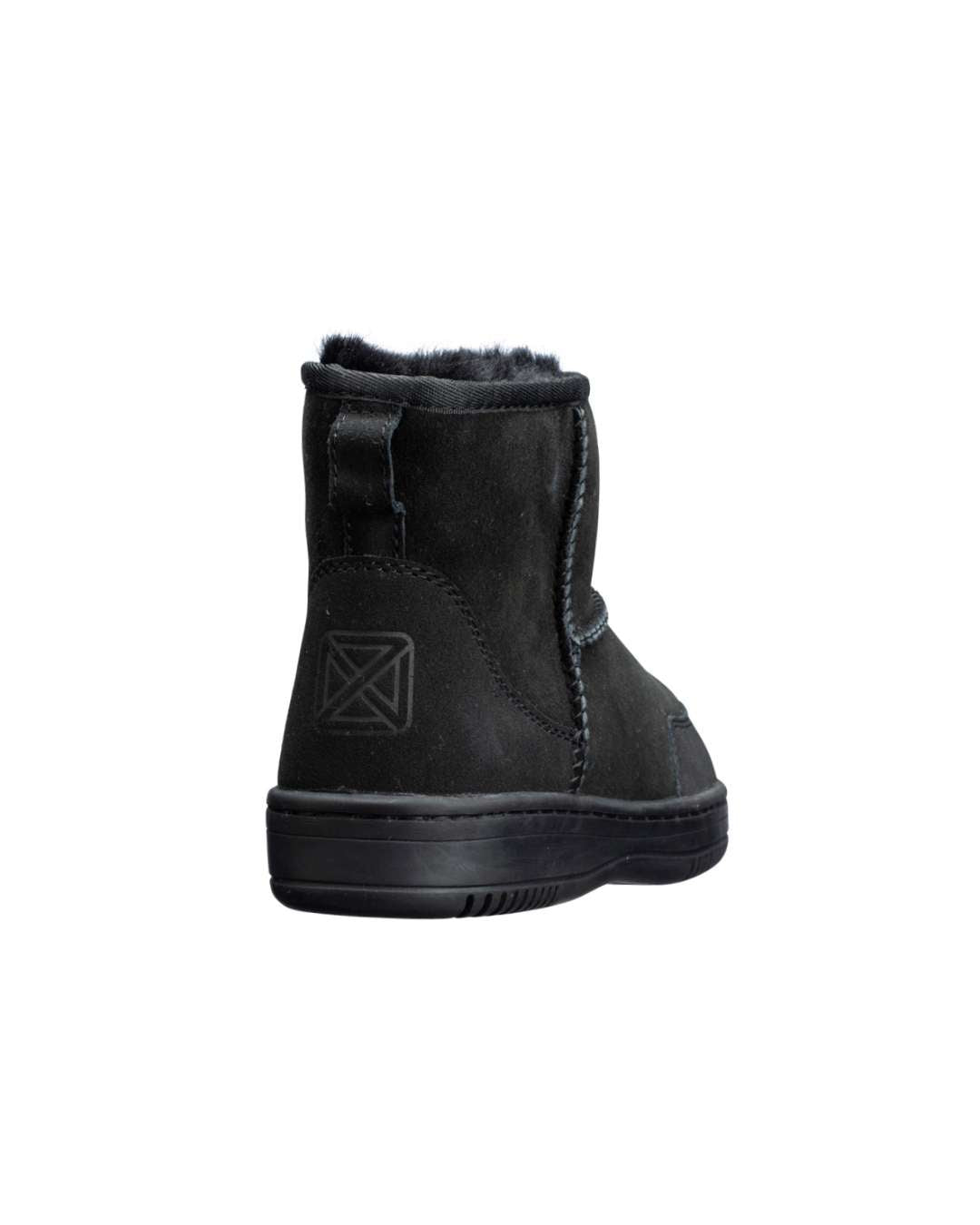 New Zealand Boots Ultra Short Black – kortskaftet bamsestøvle i sort lammeskind med gummisål, ideel til udendørs brug i skandinaviske vinterforhold.