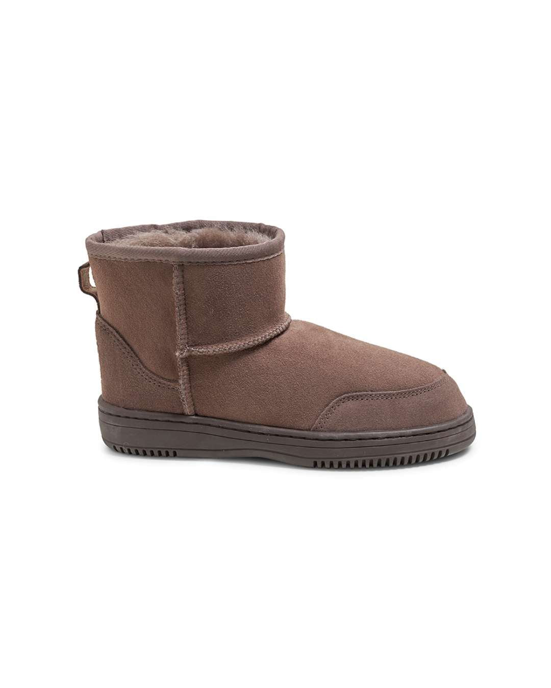 New Zealand Boots Ultra Short Taupe – kortskaftet bamsestøvle i taupe lammeskind med gummisål, perfekt til udendørs brug i skandinaviske vinterforhold.