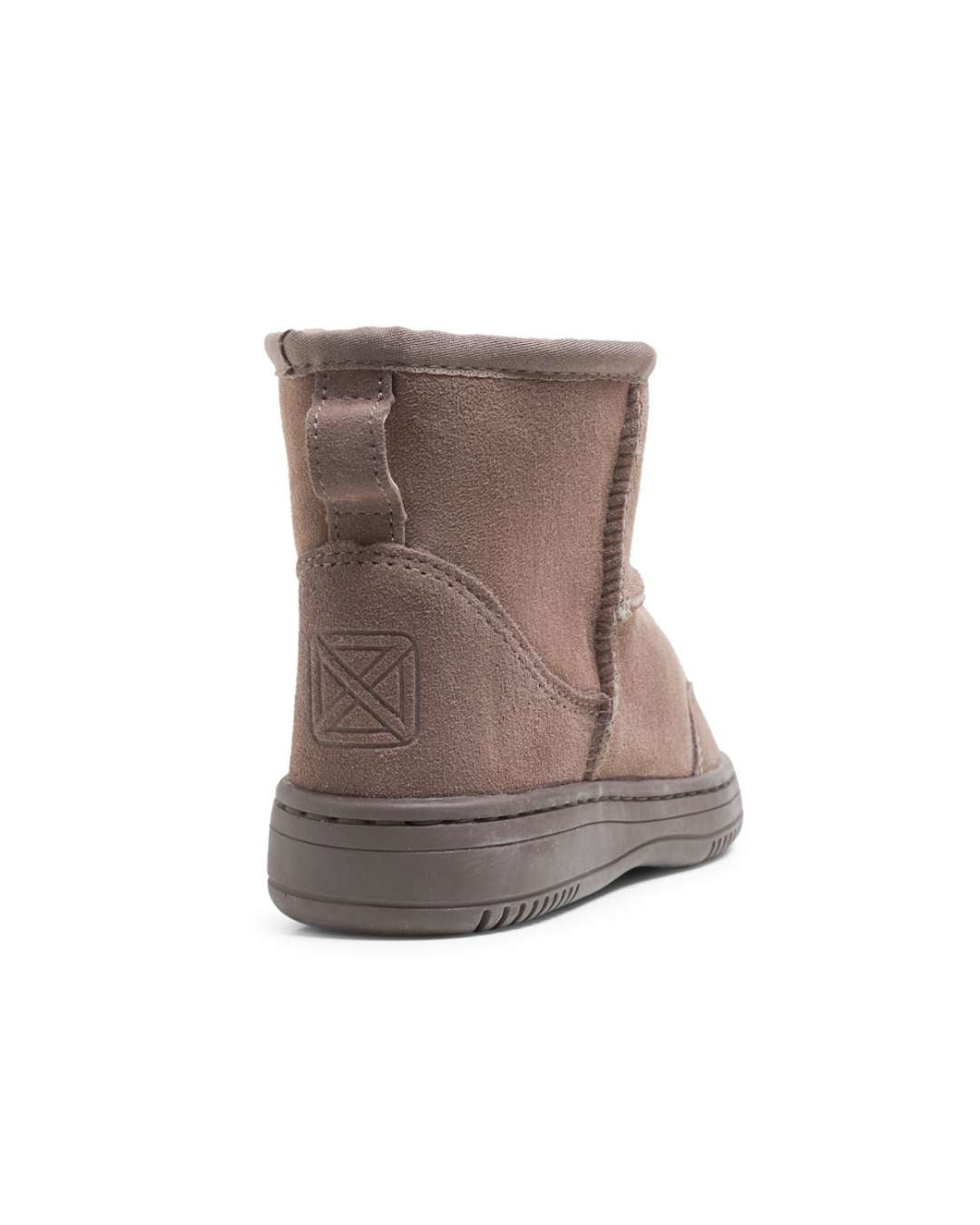 New Zealand Boots Ultra Short Taupe – kortskaftet bamsestøvle i taupe lammeskind med gummisål, perfekt til udendørs brug i skandinaviske vinterforhold.