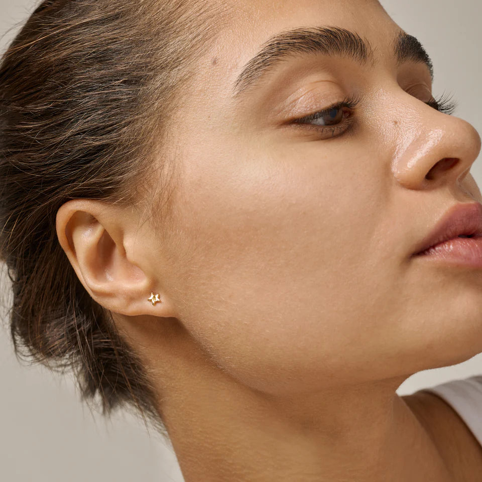 Forgyldt sterling sølv ørestikker formet som stjerner.