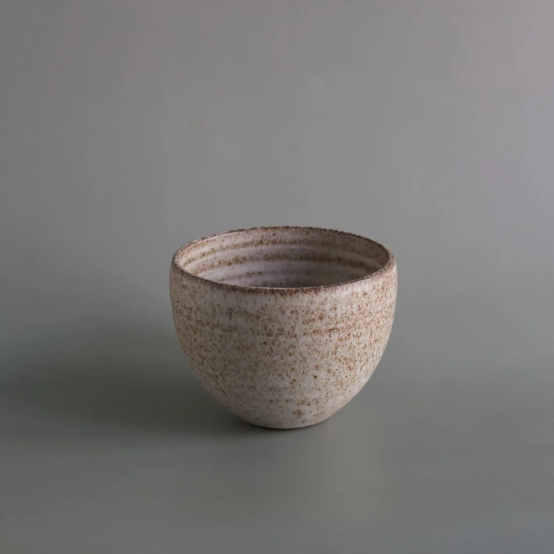 Odd Cup i Off White Matte fra Odd Boys Ceramics, hånddrejet kop i stentøj med lava og mat råhvid glasur, ca. 220–240 ml – køb hos butikalrum.dk.