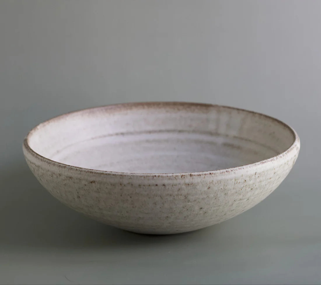 Odd Large Bowl hånddrejet serveringsskål i off white mat stentøj fra Odd Boys Ceramics