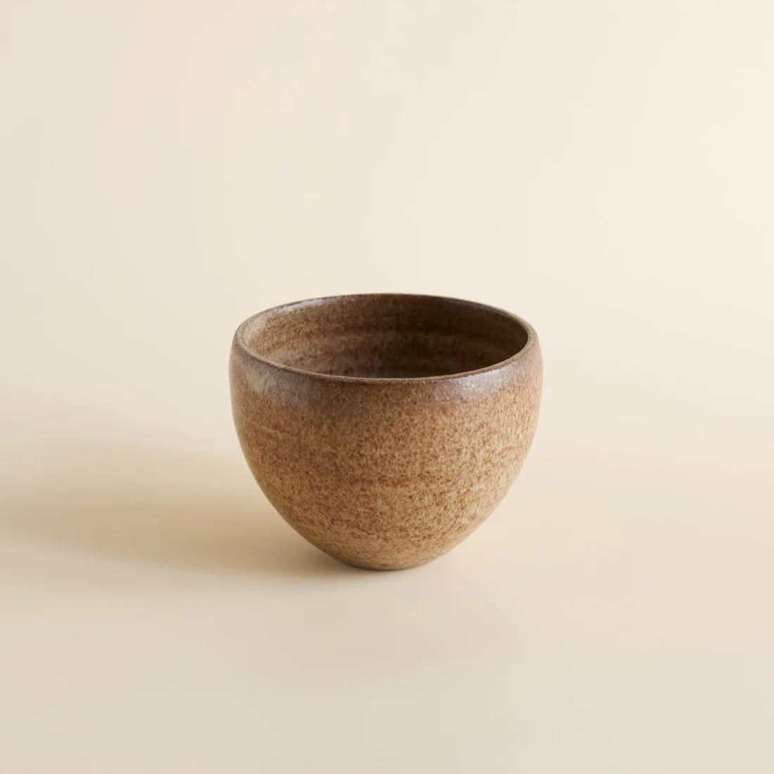 ODD Personal Cup i Yoko fra Odd Boys Ceramics, hånddrejet stentøjskop med afrundet form og håndpåført glasur – køb hos butikalrum.dk.