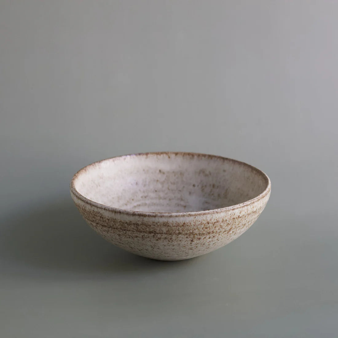 Off white matte hånddrejet stentøjsskål med fødevaresikker glasur, varieret i størrelse og farve | køb hos butikalrum.dk