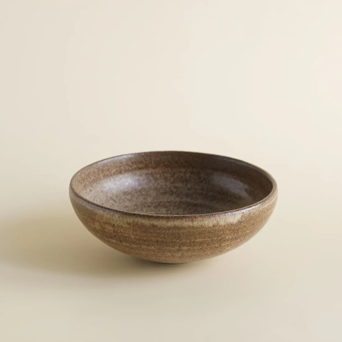 Håndlavet brunlig stentøjsskål i Yoko-farve med fødevaresikker glasur | Køb hos butikalrum.dk