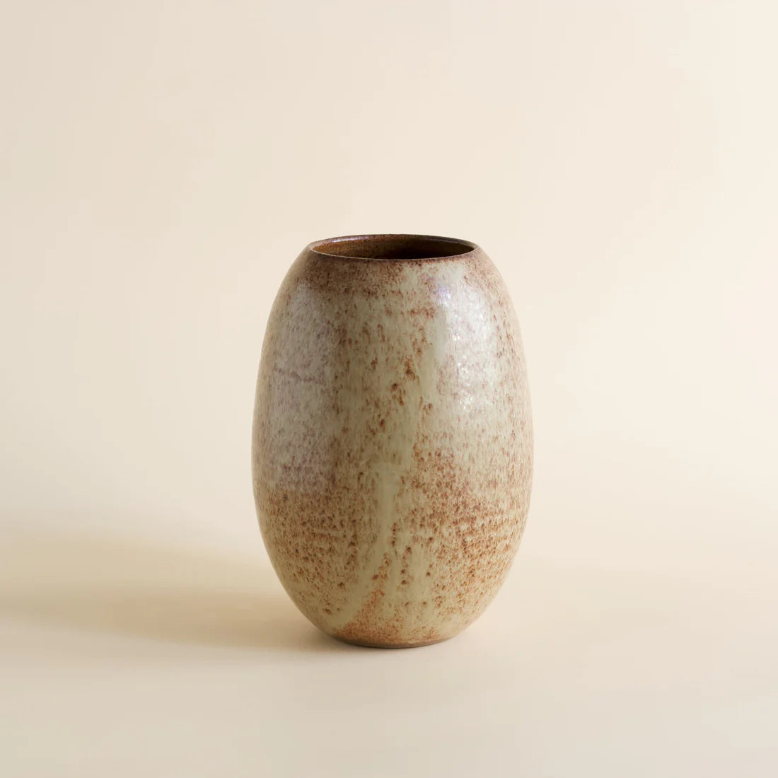 Odd Vase - Yoko | Hånddrejet keramik med unik glasur.