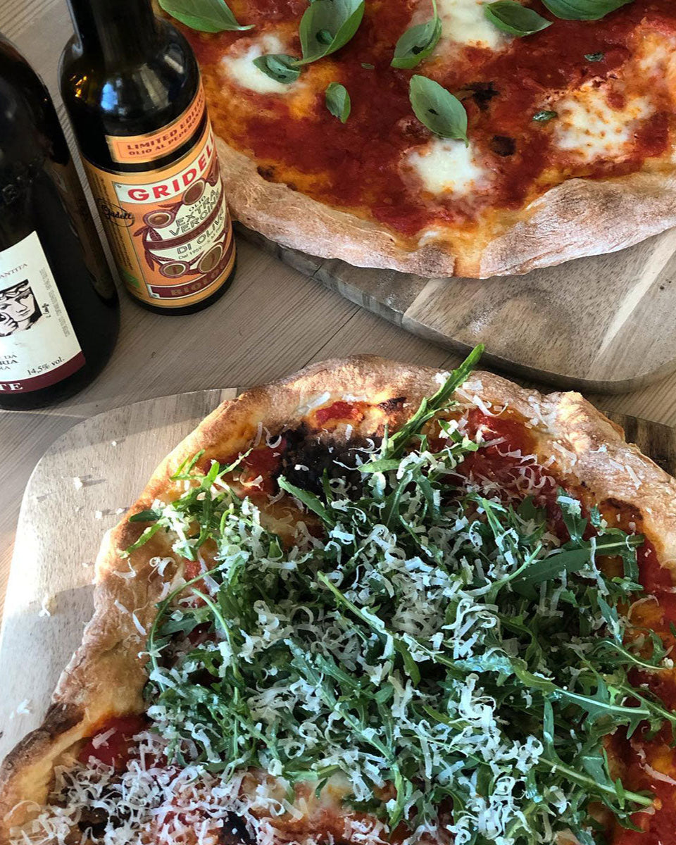 Økologisk ekstra jomfru olivenolie fra Calabrien, presset med frisk peperoncino. Perfekt til pizza, pasta, risotto og gryderetter.