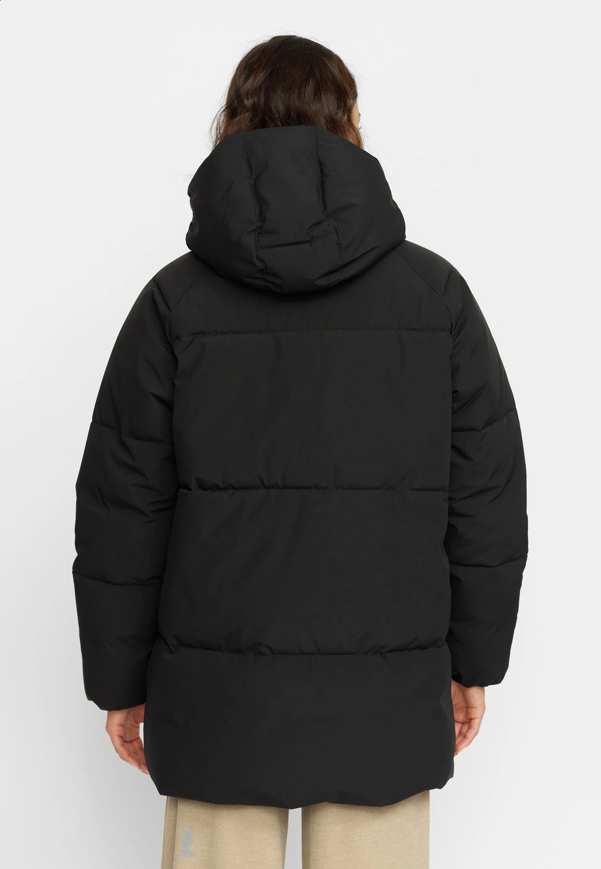 Oversize Puffer fra Selfhood i Black med hætte, Sorona® Padding og vandafvisende Teflon EcoElite-belægning – køb hos butikalrum.dk.