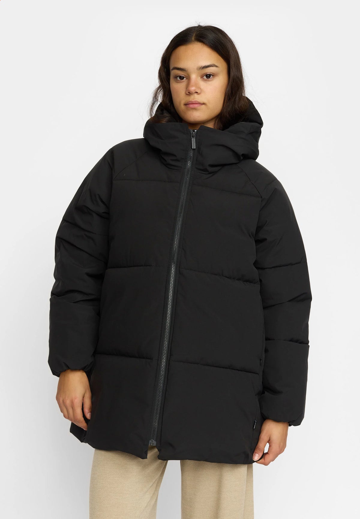 Oversize Puffer fra Selfhood i Black med hætte, Sorona® Padding og vandafvisende Teflon EcoElite-belægning – køb hos butikalrum.dk.