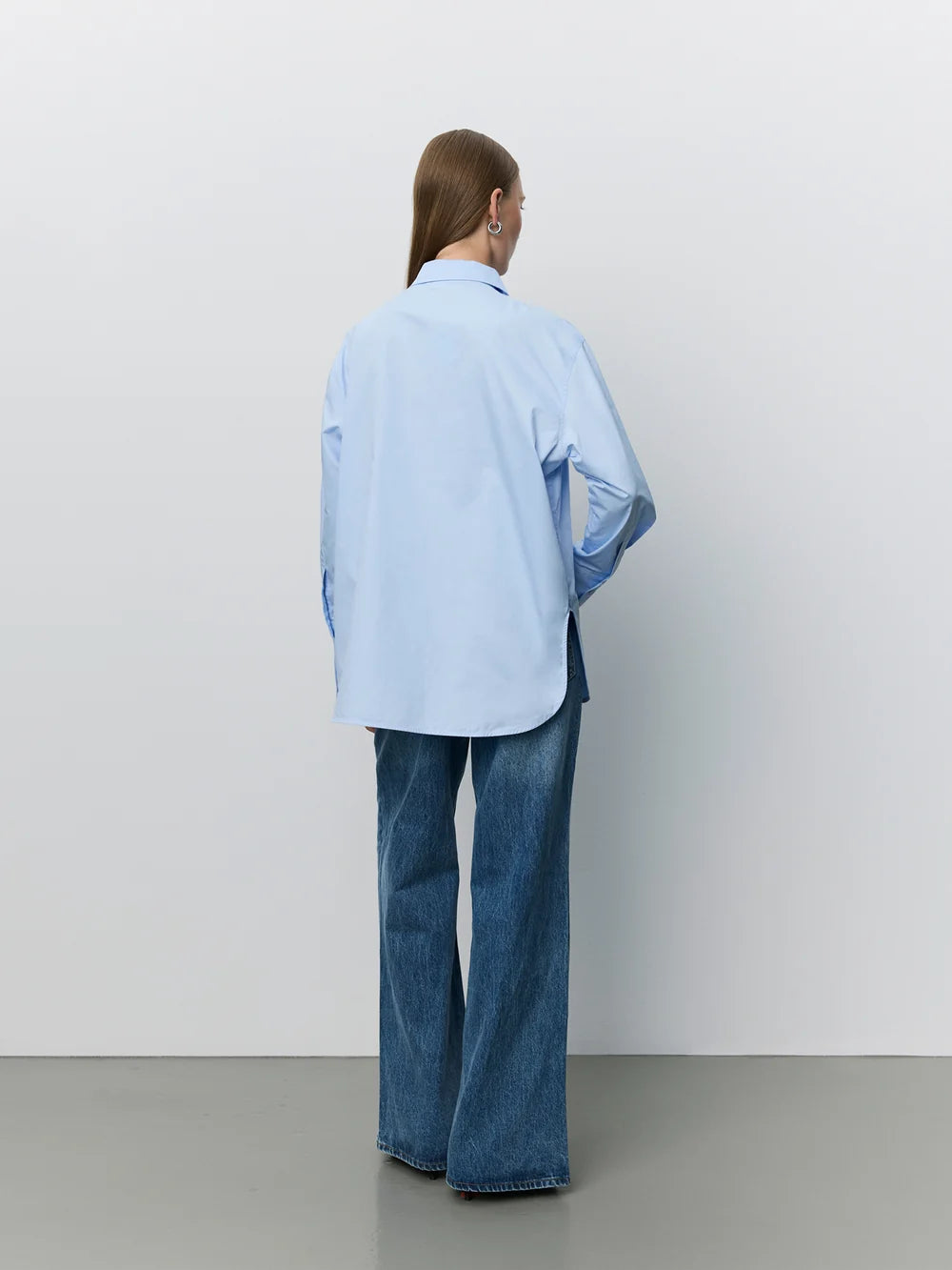 PERLASW oversized poplin skjorte fra Sofie Schnoor i Light Blue med spids krave og skjult knaplukning – køb hos butikalrum.dk.