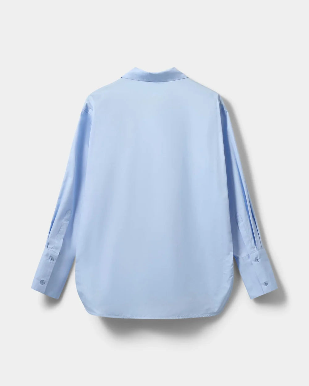PERLASW oversized poplin skjorte fra Sofie Schnoor i Light Blue med spids krave og skjult knaplukning – køb hos butikalrum.dk.