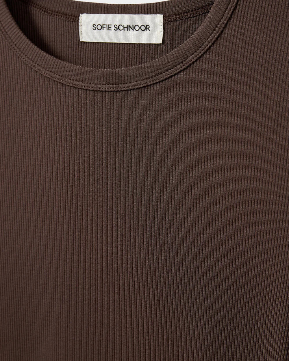 PETRICIASW langærmet T-shirt fra Sofie Schnoor i Brown Fudge med slim-fit pasform – køb hos butikalrum.dk.