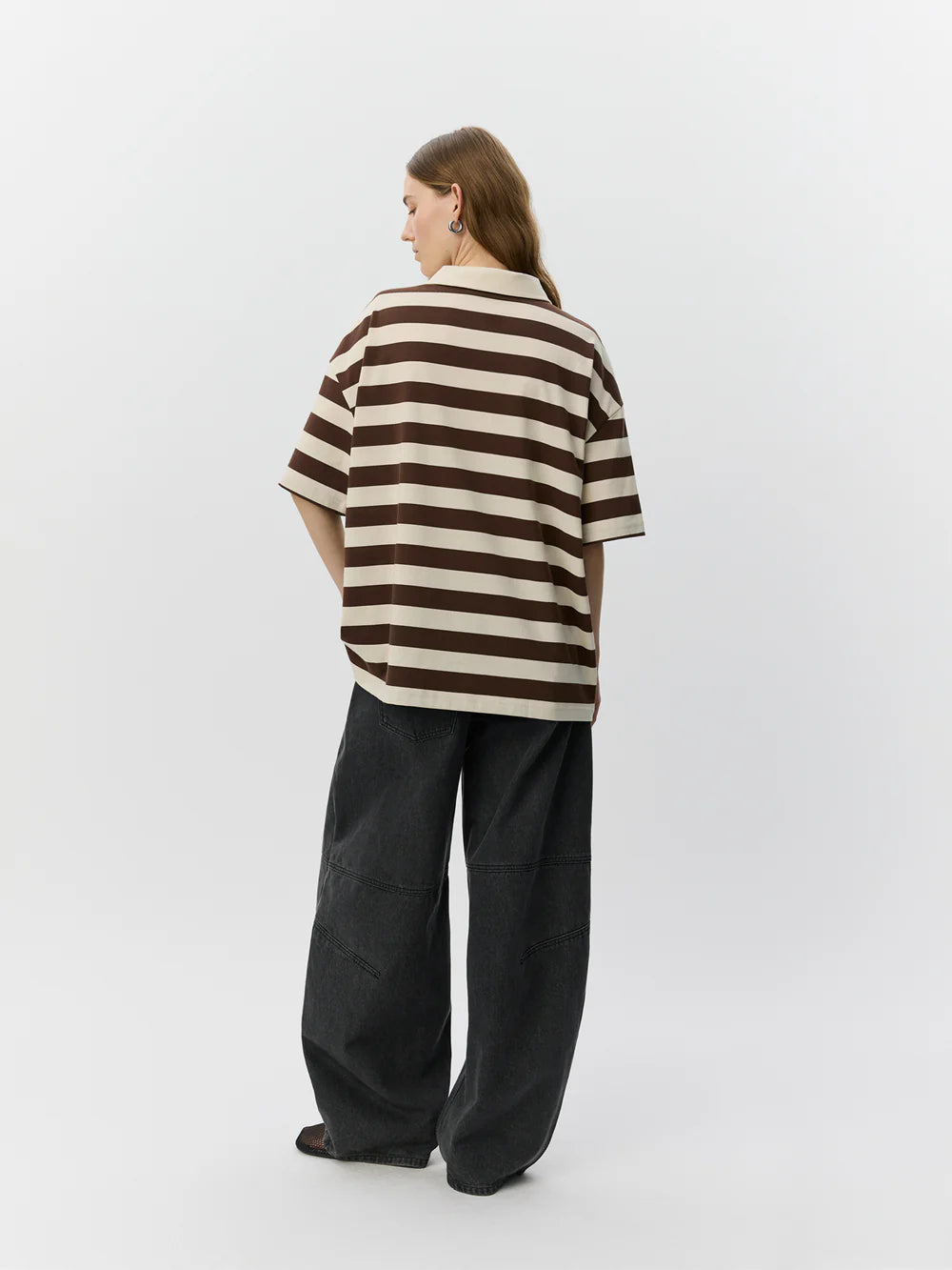 Oversize stribet polo t-shirt i Off White fra Sofie Schnoor – køb hos butikalrum.dk