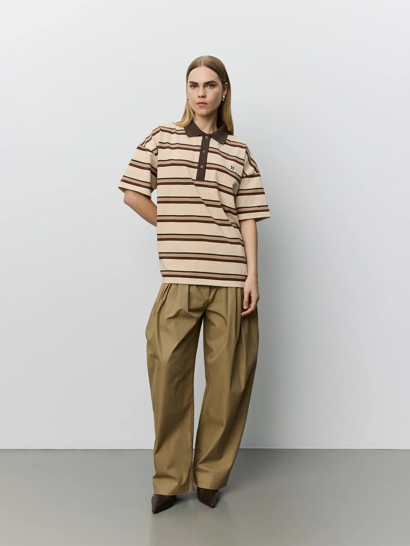 PILSW oversized polo T-shirt fra Sofie Schnoor i Brown Striped med kontrastkrave og broderet logo – køb hos butikalrum.dk.