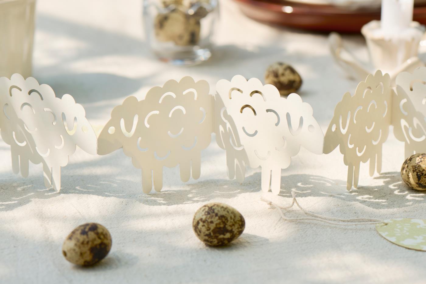 Papirklip med lam i fold-ud-design til bordpynt og påskedekoration – køb hos butikalrum.dk