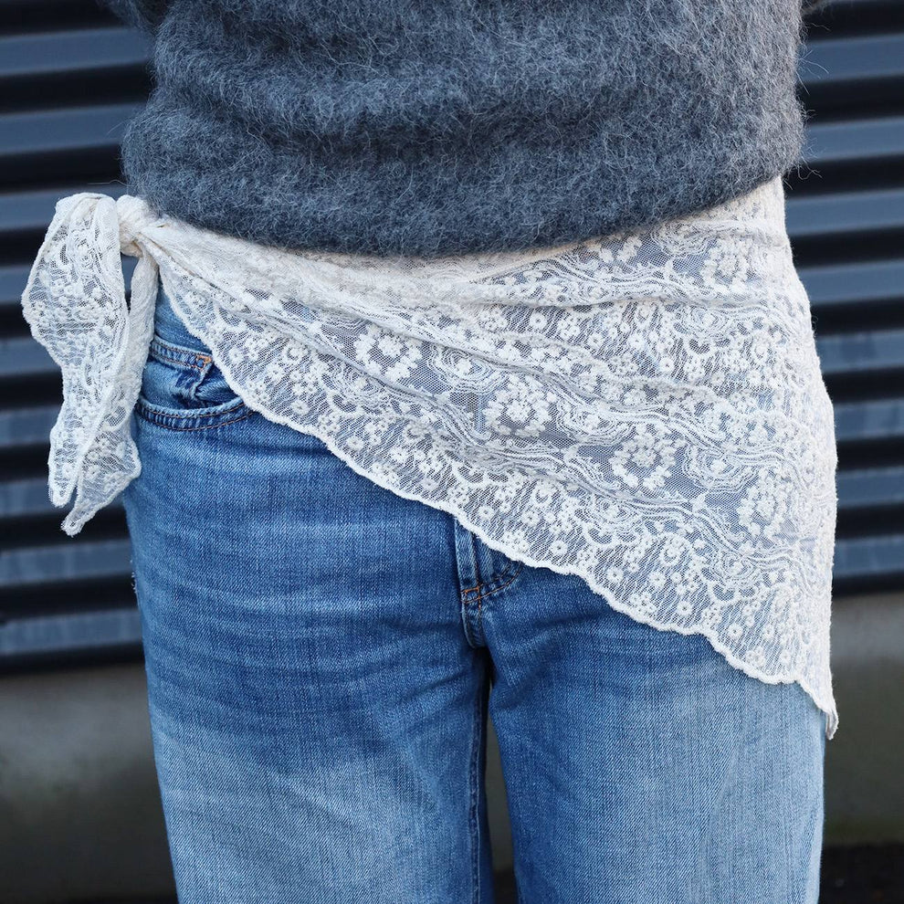 Priya Blonde tørklæde i råhvid – alsidigt accessory, køb hos butikalrum.dk