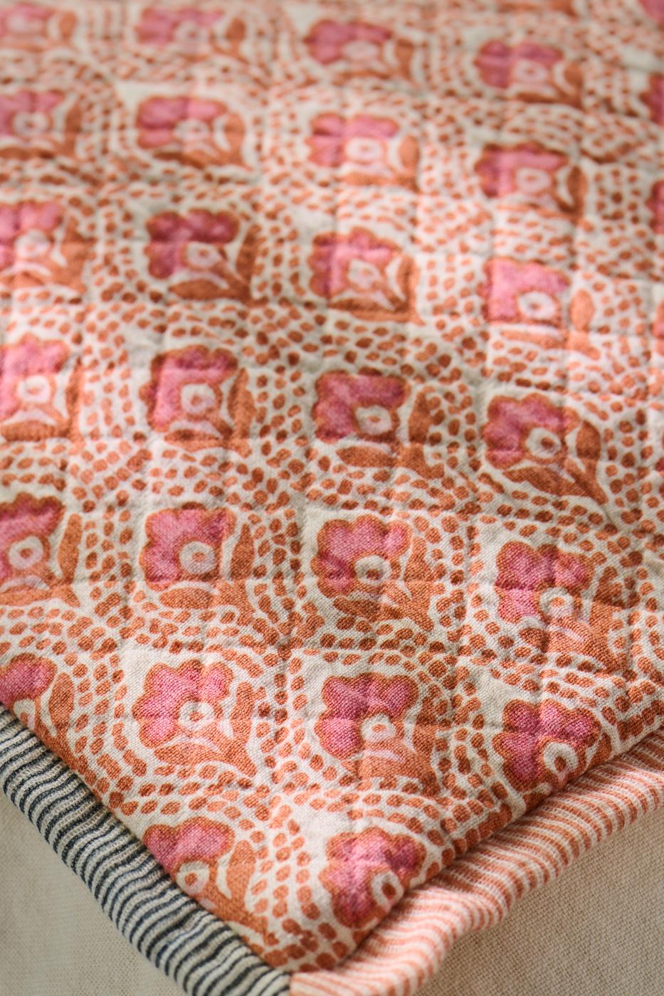Pudebetræk i dobbeltvævet bomuld med dekorativt print og fyld – butikalrum.dk | butikalrum.dk