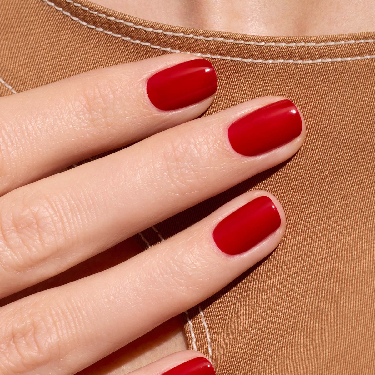 Manucurist Green Nail Polish i Red Cherry, klassisk kirsebærrød neglelak med elegant finish – køb hos butikalrum.dk.