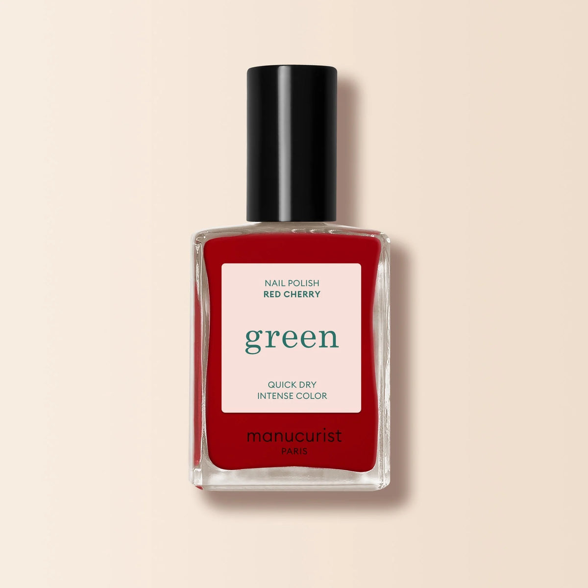 Manucurist Green Nail Polish i Red Cherry, klassisk kirsebærrød neglelak med elegant finish – køb hos butikalrum.dk.