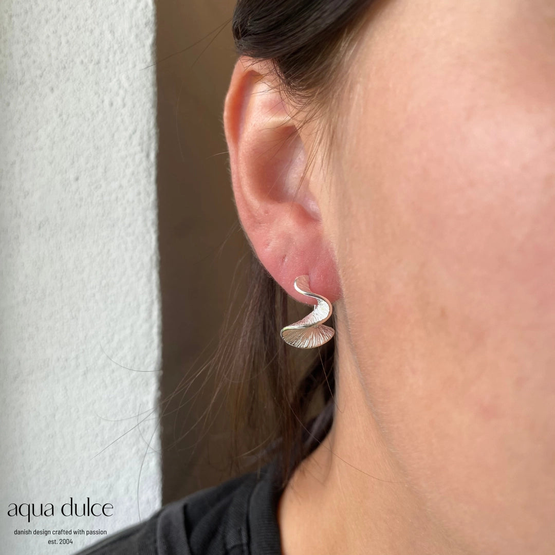 Rhumba hoop øreringe i 925 Sterling sølv med buer og mønstret design – nikkelfri | Køb hos butikalum.dk