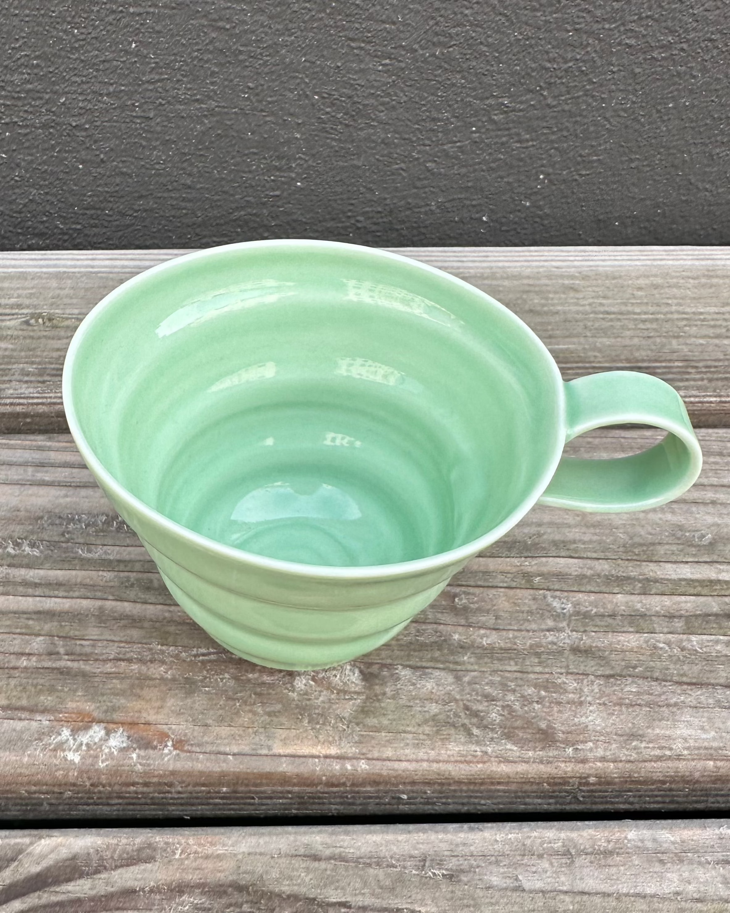 Håndlavet spiralkop i æblegrøn fra Rikke Mangelsen.