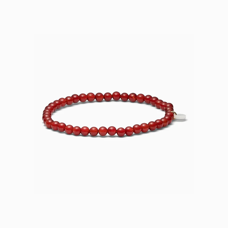 Petite rød jade stretch armbånd fra Soï Copenhagen i tyndt design med røde jade sten og spirituel betydning